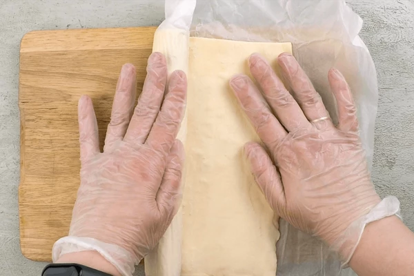  Готовое тесто раскатать до толщины 3-4 мм.