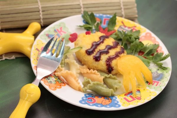 Оформить котлетки по вашему желанию. У нас получились цыплята и рыбка.