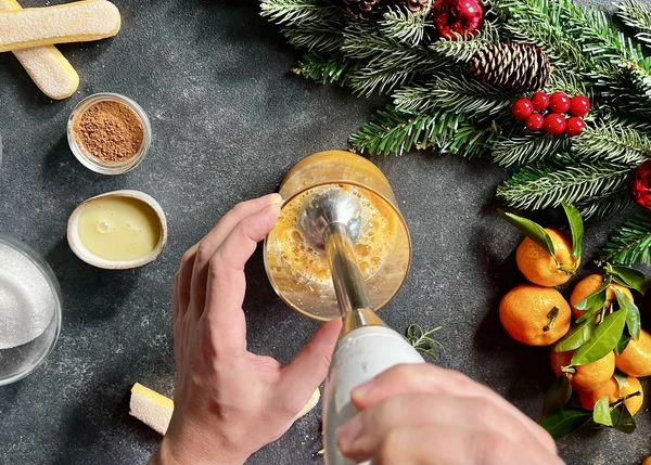 Мандарины очистить, измельчить блендером.