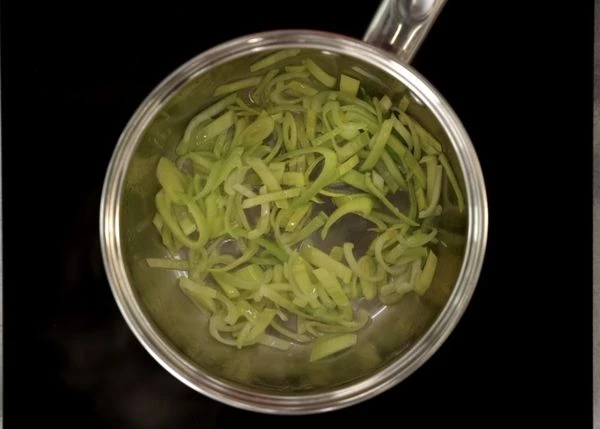  В сотейник налить оливковое масло, обжарить порей. 