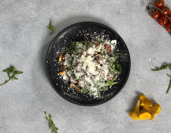 Посыпать тертым пармезаном. 