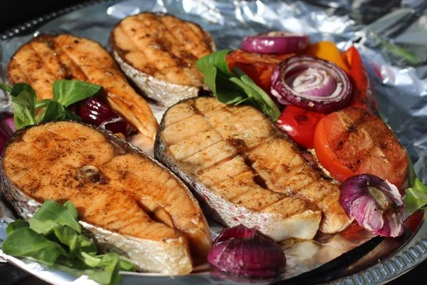 Подать с овощами гриль и зеленью