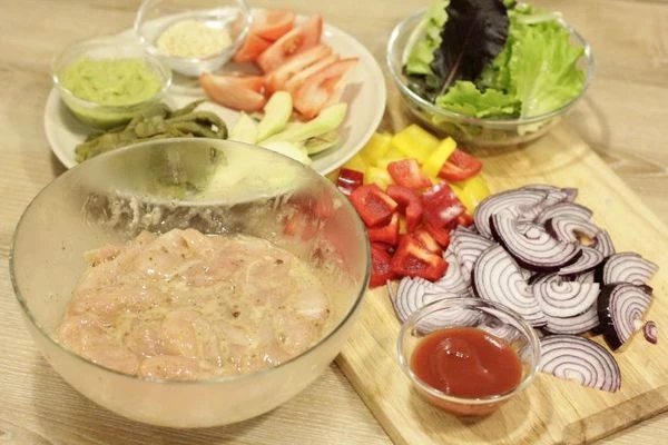 Чистое куриное филе нарезать небольшими полосками, опустить в подготовленный маринад, накрыть пленкой пищевой и оставить на 30-40 минут.