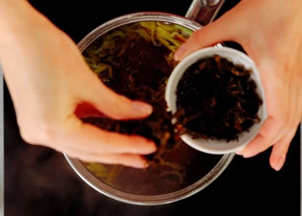 Затем засыпать водоросли и варить на среднем огне 3-4 минуты. 
