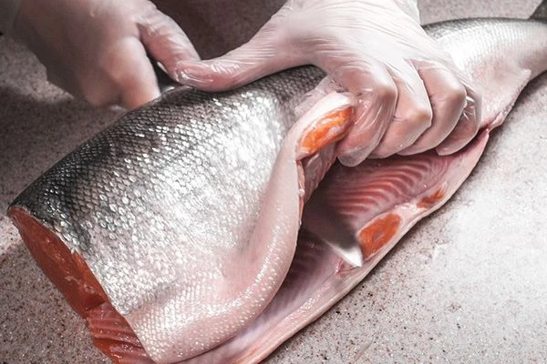 Рыбу (потрошеную, без головы) разморозить естественным способом на нижней полке холодильника. Промыть, обсушить бумажным полотенцем. Разрезать острым ножом вдоль хребта на 2 филе.