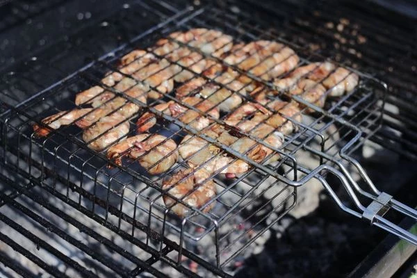 Подготовленные креветки положить в маринад, оставить на 30 минут. Обжарить замаринованные креветки на решетке гриль, с двух сторон. Не пережаривайте!