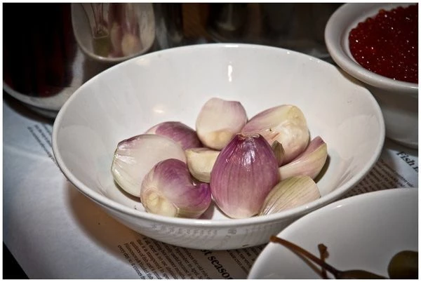 Измельчаем лук шалот, каперсы и огурцы. Ингредиенты к мясу устриц добавляем по вкусу. Если Вы хотите, чтобы преобладал вкус того или иного продукта добавьте его в большем количестве