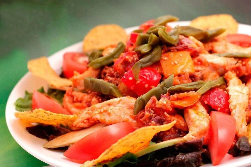 Мексиканский теплый салат с кактусом