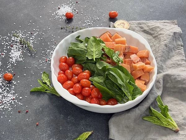 Томаты вымыть, выложить в форму для запекания рядом со шпинатом.
