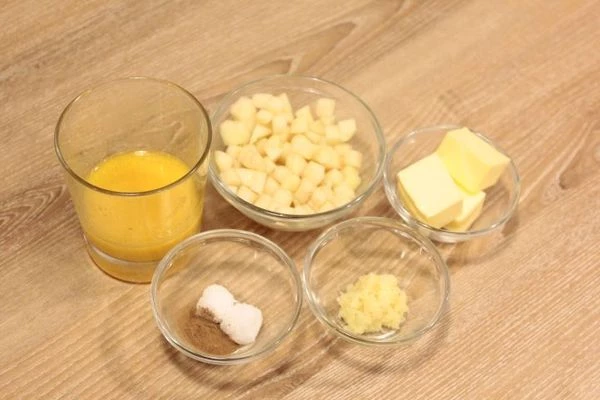 Имбирь свежий очистить, натереть на мелкой терке. Грушу очистить от кожуры, удалить сердцевину, нарезать небольшими кубиками.