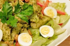 Салат с куриной грудкой в соусе Песто