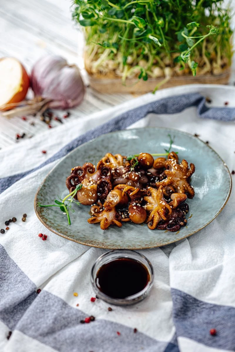 Мини осьминоги с соусом Унаги