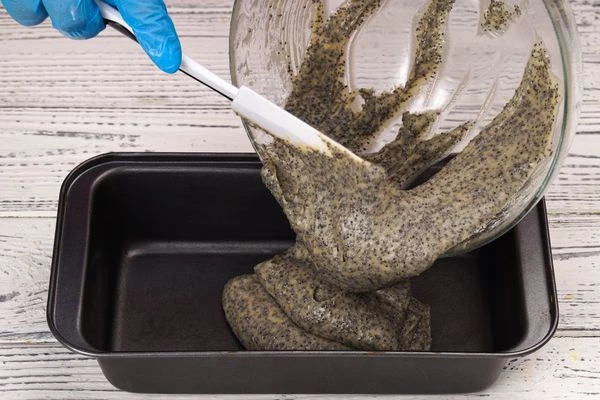 Перелить подготовленное тесто в форму (у нас прямоугольная форма 22*11*5 см).