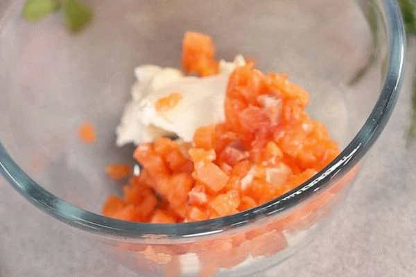 Для мусса из семги:
Семгу нарезать мелким кубиком, смешать с творожным сыром и нарезанным укропом, добавить лимонный сок, соль и перец по вкусу. 
