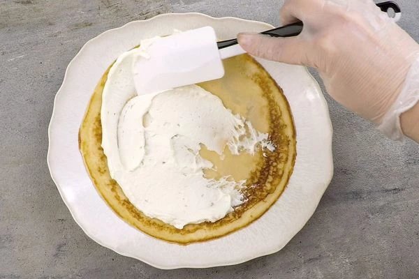 Собрать наш торт: сначала блинчик, потом крем, дальше блинчик, пока не закончатся блины. Сверху обмазать оставшимся кремом. 