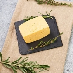 Сыр полутвердый Тильзитер 48% жир. Деликатеска ~200г