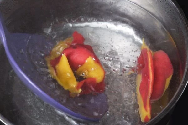 Готовую свежую пасту отварить в подсоленной кипящей воде. Мы варили около 15 минут, так как у нас получились большие равиоли. 