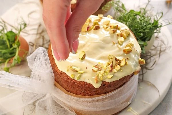 Посыпать очищенными нарезанными фисташками.