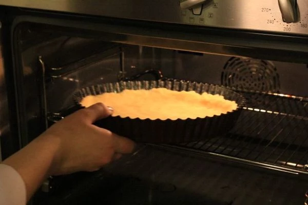 Охлажденное тесто вынуть из холодильника, сделать проколы зубочисткой в нескольких местах и поставить выпекать в разогретую  до 180 С духовку. на 15-20 минут, до готовности коржа.