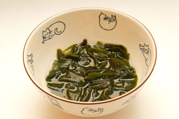 Небольшое количество водорослей вакаме залейте водой и дайте им немного постоять.