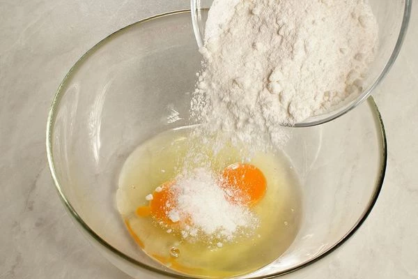 Добавить сахар, хорошо взбить венчиком.