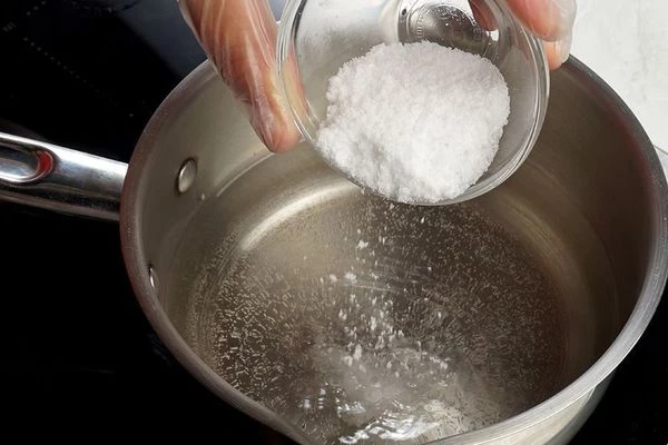 Приготовить рассол: для этого в горячей воде растворить соль и сахар