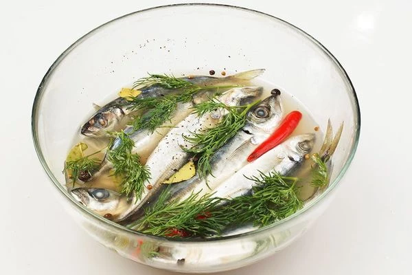 Положить ставридку в рассол, оставить мариноваться 10-12 часов в холодильнике.