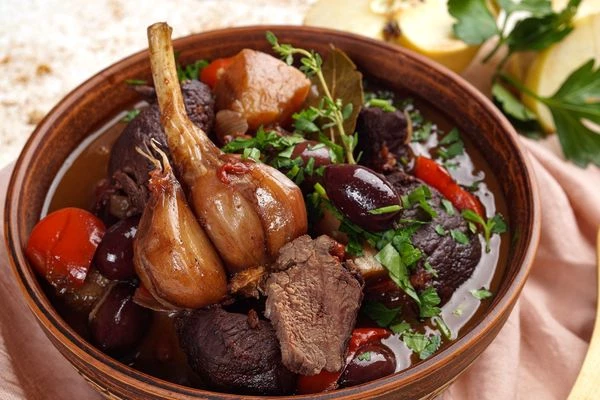 Посолить по вкусу. Важно, чтобы после тушения получился насыщенный соус в достаточном количестве. Если жидкости не хватает, то можно добавить еще 1/2 ст воды и потушить еще минут 15. 