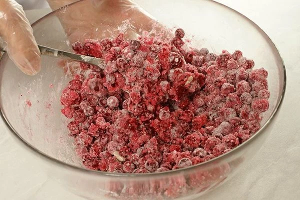 Хорошо перемешать и дать постоять 5-6 минут.