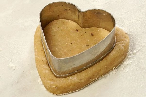 Вырезать формочкой пряники.