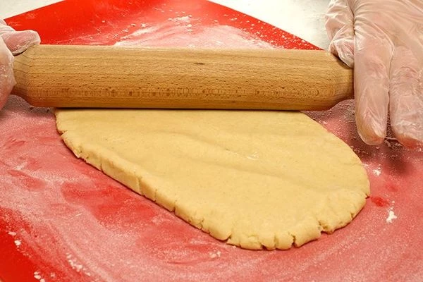 Готовое тесто раскатать толщиной 5-6 мм. 