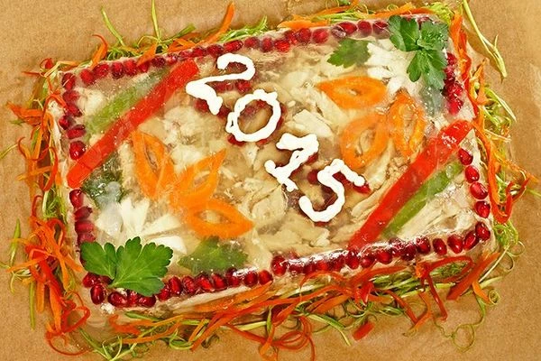 Готовое заливное достать из формы. Для этого опустить форму на несколько секунд в горячую воду и перевернуть на тарелку. Украсить овощами.