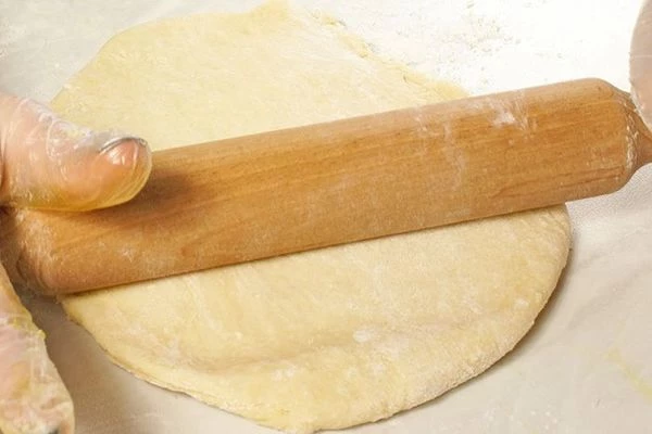 Раскатать тесто в тонкий пласт.