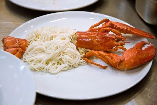 Скрутить несколько порций лапши клубочками и выложить на подготовленную тарелку в качестве "туловища" лобстера.