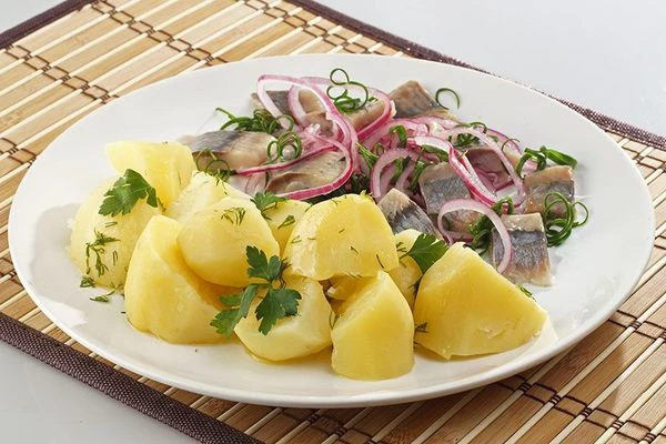 При подаче полить картофель растопленным сливочным маслом с укропом. Рядом выложить селедочку и маринованный лучок.