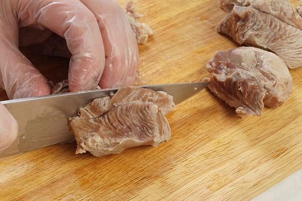 Индейку нарезать на кусочки.