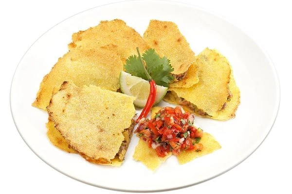 Подавать с пикантным соусом сальса и долькой лайма.