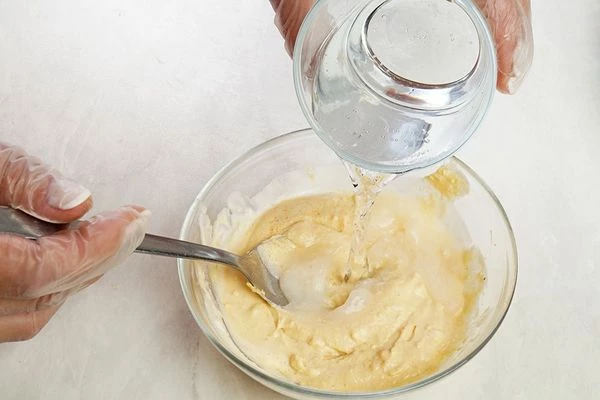 Добавить сметану и холодную газированную минеральную воду.