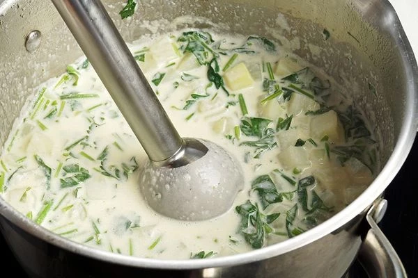 Довести суп до вкуса солью, перцем. Пробить в блендере до однородной консистенции. 