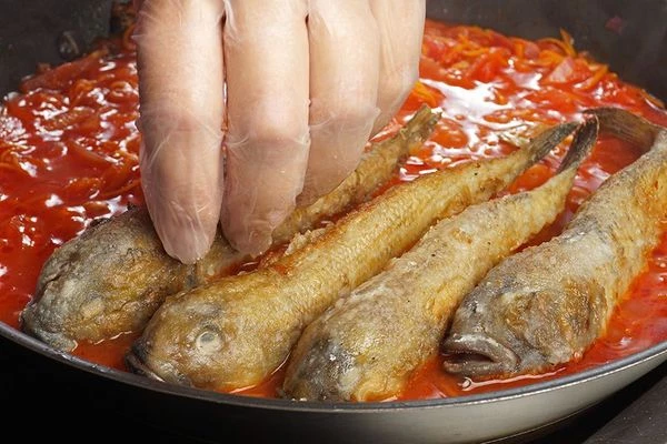 В готовый маринад выложить обжаренную рыбу.