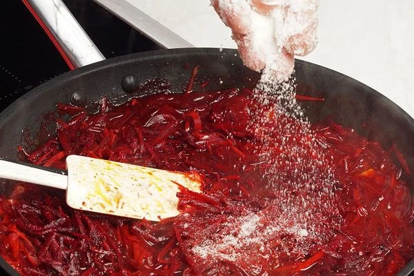 Затем добавить свеклу, натертую на терке, лавровый лист, довести до вкуса солью, сахаром и черным перцем. Тушить еще 1-2 минуты. (свекла не должна поменять цвет).