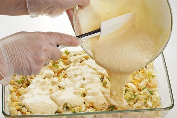 Залить оставшимся тестом. Поставить в разогретую до 200С духовку на 35-40 минут.