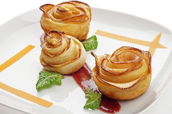 Украсить "розочки" джемом, сахарной пудрой.