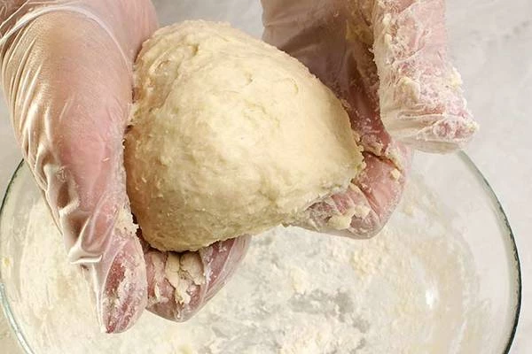 Приготовить отдельно тесто для лепки украшения : взбить 2 белка, добавить муку, замесить пластичное тесто, накрыть пищевой пленкой.