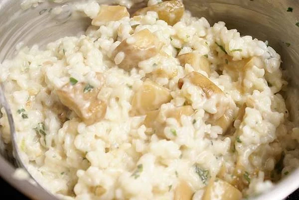 За минуту до готовности добавить сливочное масло и обжаренные грибы.