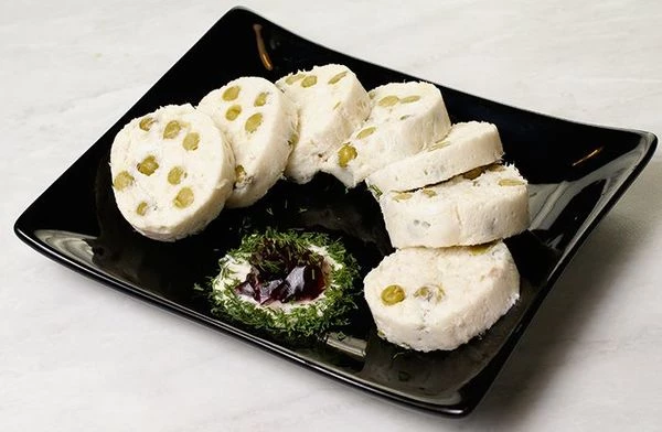 Готовую "колбасу" разрезать на порционные кусочки 