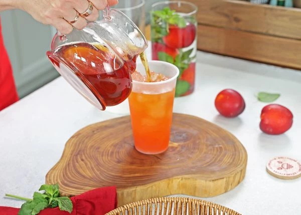 Долить остывший черный чай.