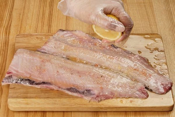 Затем соком лимона и оставить подмариноваться 10-15 минут.