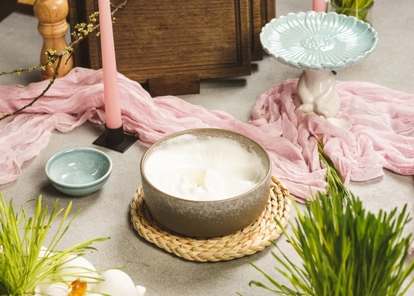 Для глазури взбить охлажденные белки до пиков, добавить пудру и взбить еще раз. 