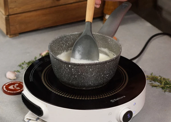 В это время сделать соус. В сотейник влить сливки, добавить сыр. На медленном огне расплавить сыр с голубой плесенью и довести соус до однородной консистенции.